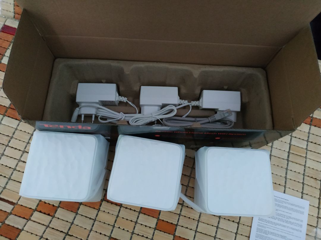 Hàng chính hãng Tenda Việt Nam phân phối, nguyên seal.
Nhà 3 tầng, gần 10 thiết bị kết nối liên tục (6 điện thoại và mấy thiết bị smarthome) nhưng mạng vẫn mạnh. Kiểm tra tốc độ mạng ở phòng bếp (cách xa cục phát chính) tương đương với tốc độ mạng dây cắm trực tiếp modem nhà mạng. Chuyển mạng qua các node rất mượt.
Nói chung hộ gia đình, 2-3 tầng lầu thì nên đầu tư.