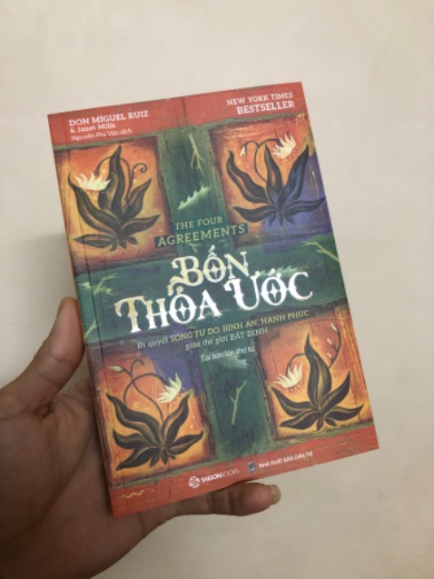 Cuốn sách nhỏ bé xinh xắn và có nhiều nội dung bổ ích, giúp chúng ta sống tốt hơn thông qua việc chấp nhận và ký kết 4 thỏa ước với chính bản thân mình. Những lời chỉ dẫn sâu sắc, ý nghĩa, cùng với sự giải thích về những điều vô nghĩa mà chúng ta luôn mắc phải khiến ta mất thời gian với chính mình, khiến mình luôn trong một mớ tơ vò rối rắm. Mọi người nên thử đọc cuốn này một lần, sách quá rẻ nếu so với giá trị của nó. Cuốn sách này với mình là tiền đề để đọc thêm các cuốn sau này của bộ sách cùng tác giả. Về phần đóng gói và vận chuyển cũng như giao hàng của Tiki thì 10 điểm rồi, mình mua rất nhiều sách trên Tiki và luôn yên tâm.