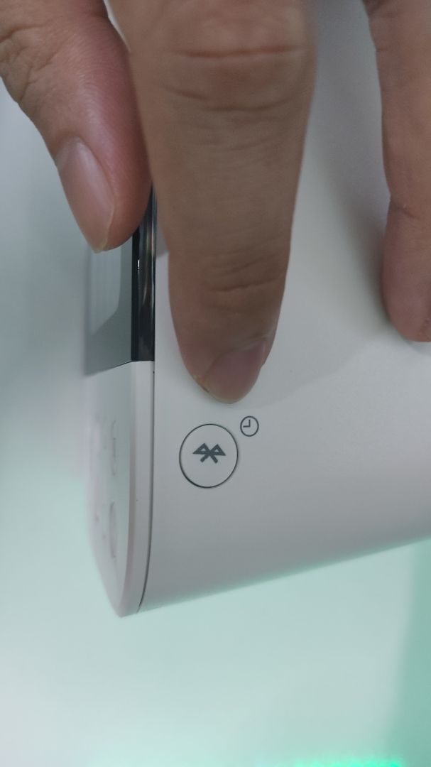 xài thích hơn máy omron cũ,  màn hình hiển thị rõ ràng to,  lúc huyết áp cao sẽ có cảnh báo bên phải. có kết nối vs dt cũng tiện lợi.