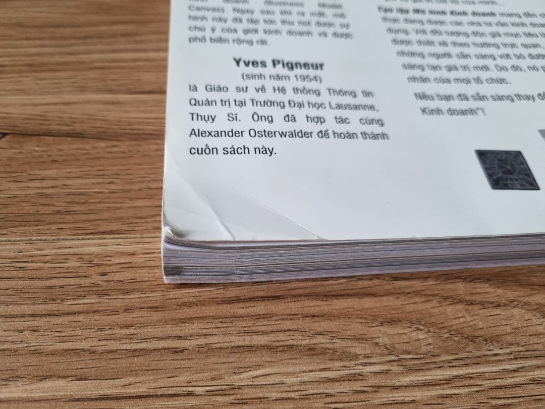 Nội dung thì chưa đọc chưa biết nhưng mà trước đây ngon lành thế nào thì giờ hơi bị thất vọng với Tiki vì vụ bảo quản và vận chuyển sách. Mua 3 cuốn thì 2 cuốn bị bụi bẩn, 1 cuốn quăn mép. Nhân viên giao hàng thì ơ kìa mặc định ký tên thay cho khách hàng luôn.