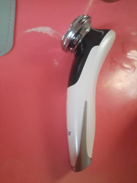 Sản phẩm tốt ngoài mong đợi. Mình dùng hơn 1 tháng thấy da mặt săn hơn rõ rệt, vết chân chim ở mắt mờ hơn (cũng có thể do uống cả collagen). Máy dùng 2 ánh sáng xanh và đỏ giống máy ở spa (đây là lý do mình mua máy vì không đi spa được trong thời gian covid). Nếu bôi nhiều kem dưỡng thì khi di máy sẽ thấy hơi tê tê, nếu có vết thương hở do mụn thì sẽ hơi rát. Nhưng mụn nhanh khỏi, thậm chí không sưng và to thêm. Da mụn nhanh lành hơn. Tính ra sẽ rẻ hơn đi spa 200k/buổi. Kem nhanh thẩm thấu hơn và thẩm thấu sâu và đều hơn. Vì với cùng kem dưỡng không đổi mà da mình không bị "da cá sấu" luôn. Da mịn, dưỡng ẩm đều. Mình hết cả mụn đầu đen ở mũi  và gần mũi. 
Chỉ có 1 vấn đề duy nhất là thời lượng pin. Lần đầu sạc đầy dùng được 4 lần, nhưng sau gần 2 tháng dùng thì chỉ còn dùng được ba lần. Không biết chai pin có được bảo hành hay không vì bên bán nói bảo hành 1 năm.
Bạn nào tính dùng thì có thể dùng như sau: 2 bước đầu dùng ánh sáng xanh để khử khuẩn, còn 3 bước sau dùng ánh sáng đỏ để làm săn da. Mức độ thì tùy sức chịu đựng của mỗi người. Máy tự động căn giờ ở từng bước nên bạn có thể tranh thủ đọc khi dùng máy.
Mỗi lần dùng sẽ mất 30 phút, bao gồm cả thời gian đợi máy 10 phút sau bước 2.