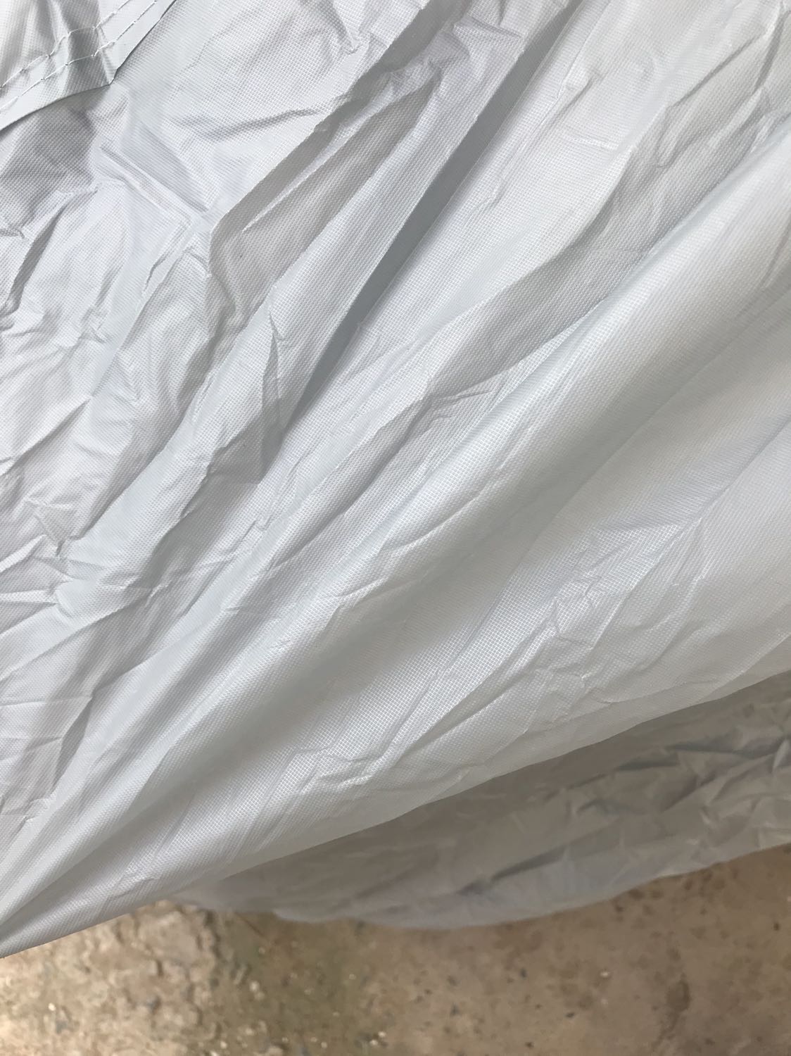 Hàng mỏng manh. Chất liệu như bọc nylon thật mỏng. Trùm nhẹ ko dám mạnh tay vì sợ rách. Tiền nào của nấy