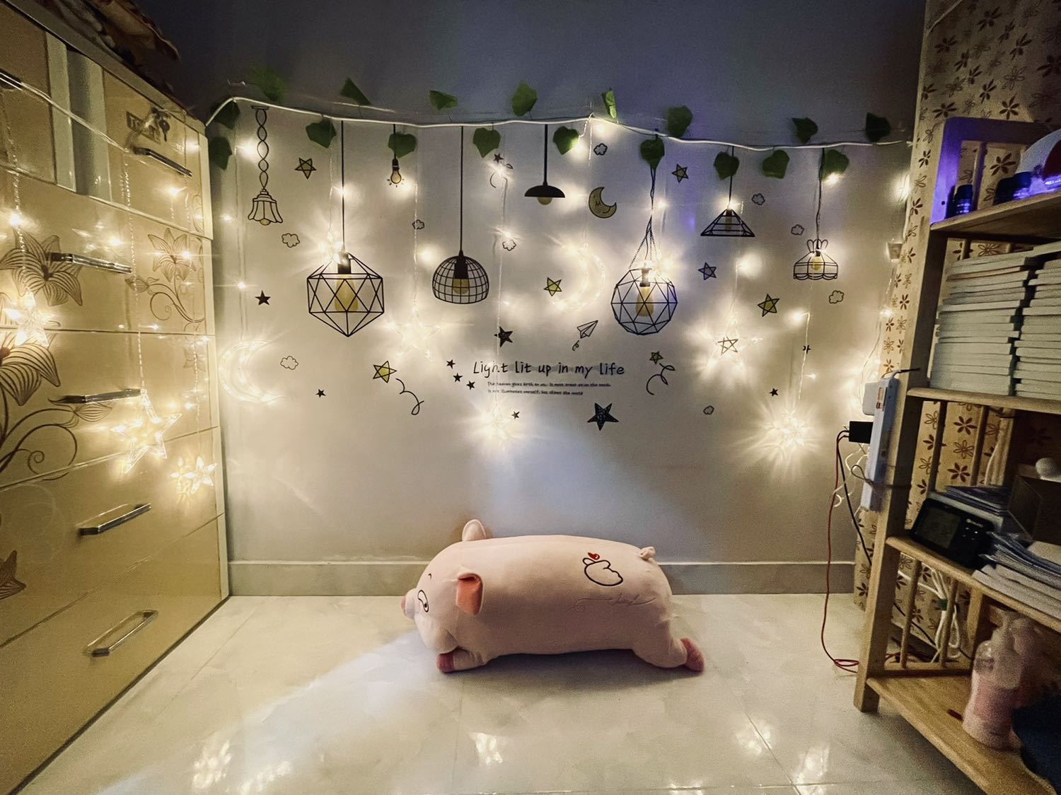 Độ bền nghi lắm nhé vì dùng trực tiếp điện 220v có tụ chuyển đổi mà đồ này sẽ dỏm nên nguy cơ tuổi thọ rất ngắn. Phải chế cháo lại dây cắm usb mới bền được lâu dài, nhựa mòng dỏm lúc tháo ra treo lên va đập nhẹ là bể liền, giá rẻ đồ china nên xài tạm ok rồi