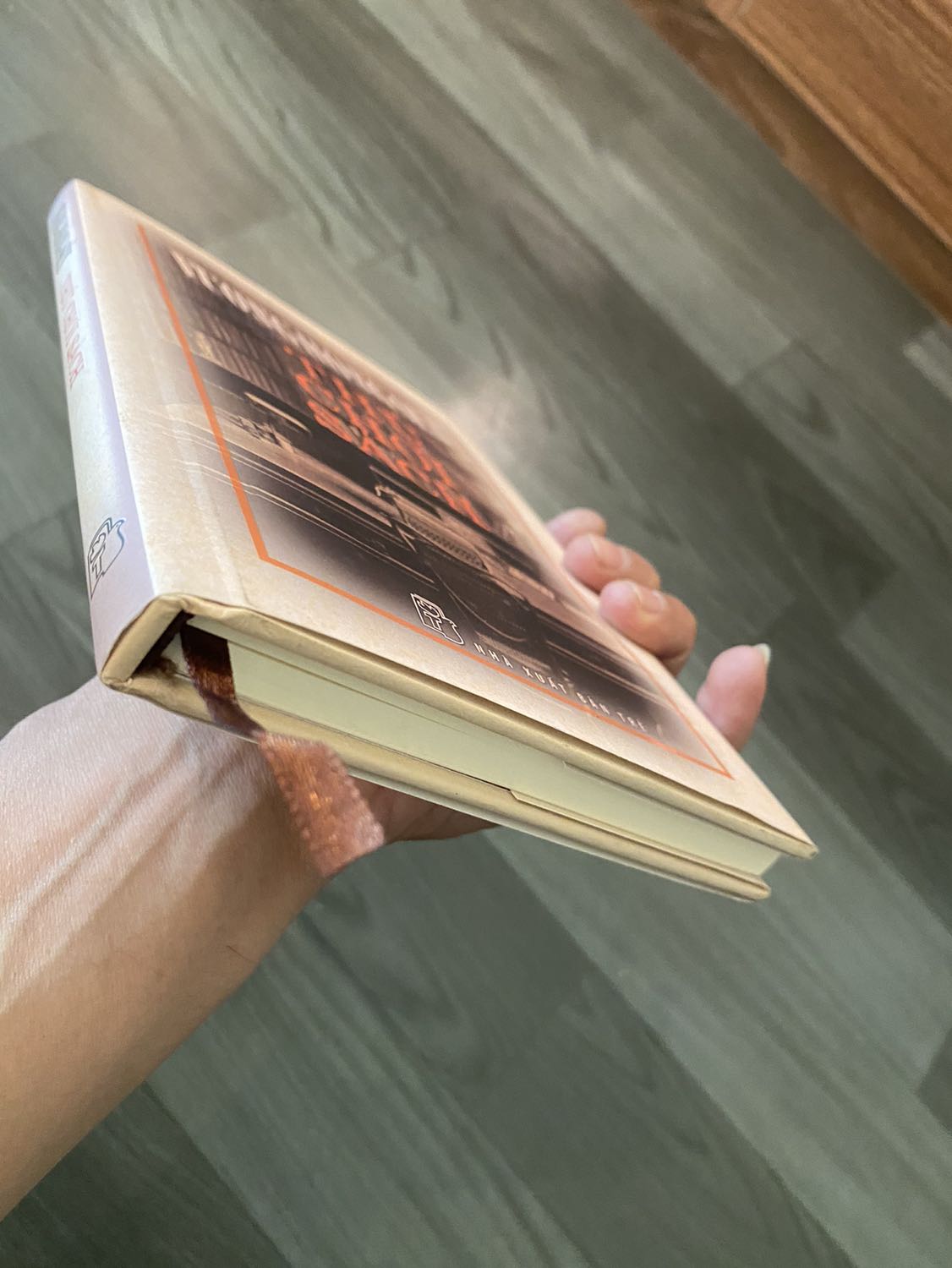 Sách được đóng gói cẩn thận, ko cấn móp, xước xát gì nhưng hơi cũ bẩn.