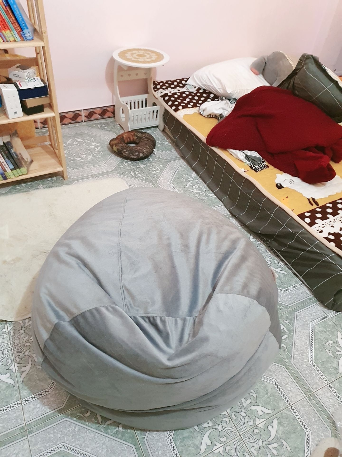 Vừa nhận hàng & có mấy nhận xét :

- Không mùi khó chịu.
- Do bên trong là nhiều hạt gì đó nên ngồi đầm, không cứng không ọp ẹp.
- Mình cao 1,63 mét nặng 58 kg ngồi vừa, cảm thấy hơi bé & không được thoải mái lắm.
- Để chiều nào ngồi cũng được.