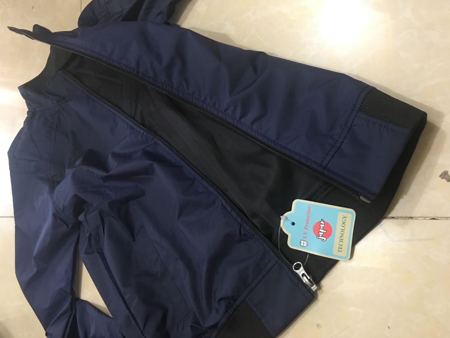 Lần đầu tiên mua áo khoác trên tiki mà hài lòng chất lượng như vầy, khoác cách nhiệt tốt, đi ngoài trời thấy mát và dễ chhịu, áo may cũng rất kỹ, không chỉ dư, may ẩu như những chỗ khác, hài lòng