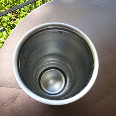 Thiết kế tối giản và sành điệu. Giữ nhiệt tốt, bên trong không có quá nhiều chi tiết rườm rà nên dễ dàng vệ sinh. Ống hút tặng kèm màu trắng trong suốt nên nhìn rất sạch sẽ.