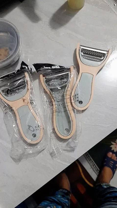 Mua hàng ở siêu thị được tặng về dùng thấy tốt , lướt trên tiki thấy có bán mình giá bèo mình mua 3 chiếc về sử dụng , lưỡi bén dễ sử dụng