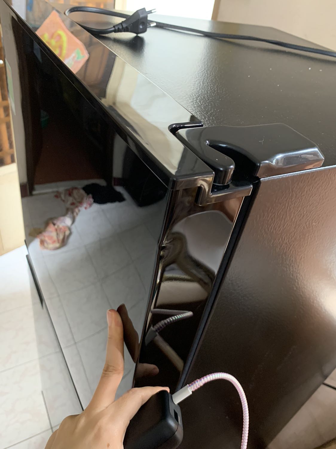 Đặt 21/8 tới 16/9 đợi mòn mỏi, biết là dịch không giao được, mà cảm thấy lâu thật, anh giao hàng thì nói dịch k hỗ trợ giao lên lầu 2, nên mình phải nhờ người khiêng lên. Bị móp 1 bên nhỏ, hơi thất vọng, chỗ ron thì hơi bị hở 😰 ko biết có đổi được không, mà mua đồ mới kiểu bị móp ntn chẳng ai thích hết