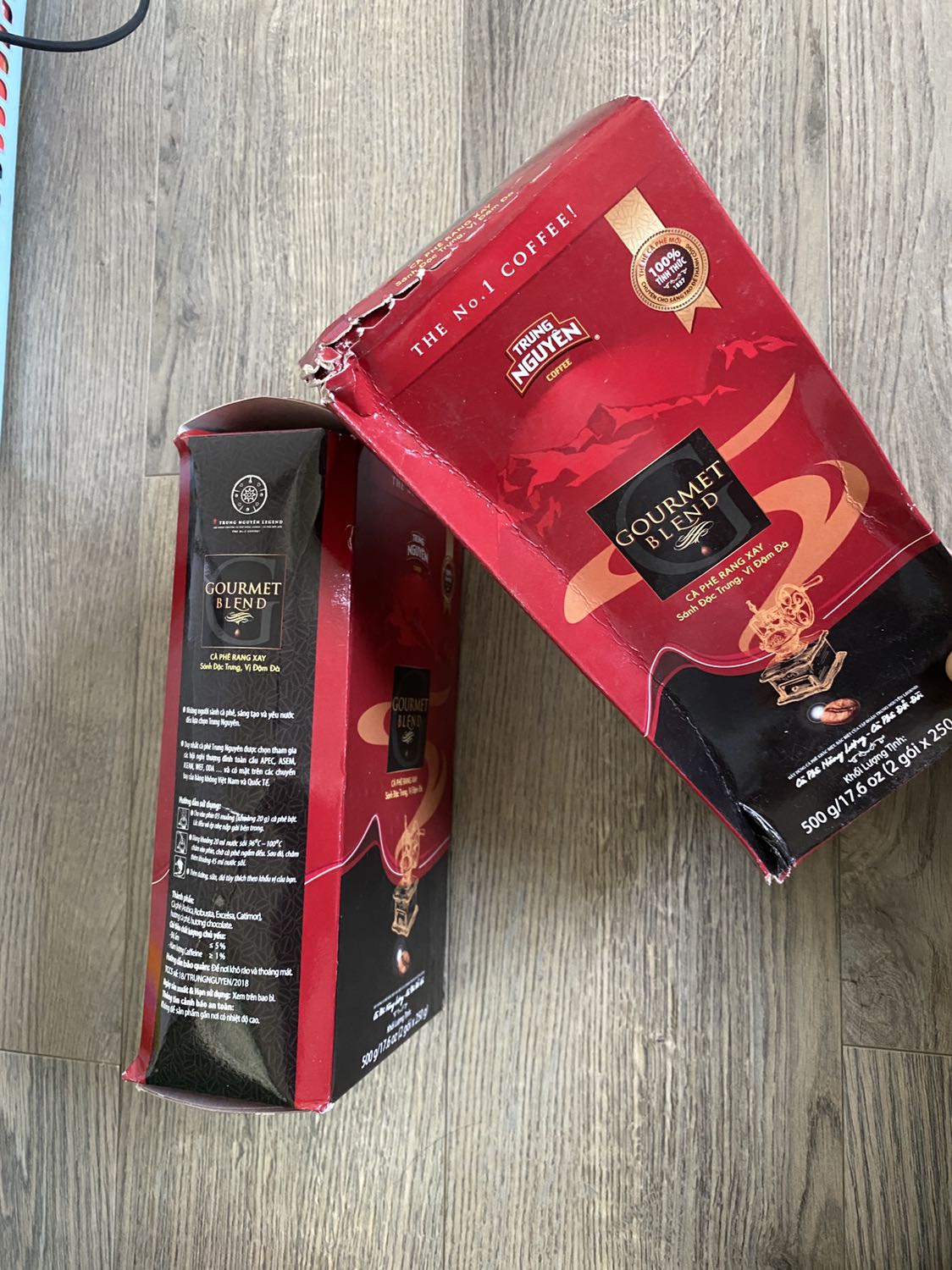 Chất lượng cafe và rất tốt. Nhưng gần đây đối tác giao hàng của tiki rất tệ. Lúc  cuối tháng 8/21 tôi đặt cf mà tới cuối tháng10/21 mới giao hàng ,tình trạnh hộp nát bét . Lần này thì cũng móp méo , nhìn rất bực bội . Là người thường xuyên mua hàng trên tiki tôi hi vọng tình trạng của bên giao hàng cần cải thiện.