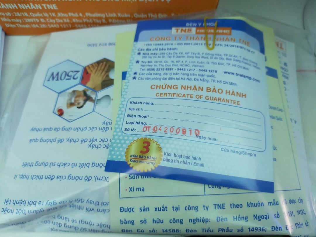 Lúc đầu coi đánh giá hơi quan ngại nhưng nhận rồi không hiểu mấy bạn đó đánh giá kiểu gì, Shop đóng gói khá tốt, thùng bên ngoài, lót mót 4 vách bên trong, giữa là hộp sản phẩm, trong hộp thì có lót mót ở phần bóng đèn, bọc chống sốc nilong tổ ong nữa.
Đèn chính hãng, có hộp, giấy bảo hành, tem chống hàng giả luôn. Xài rất tốt, điều chỉnh được các mức độ. Với mức giá quá tốt như vậy là quá hài lòng.