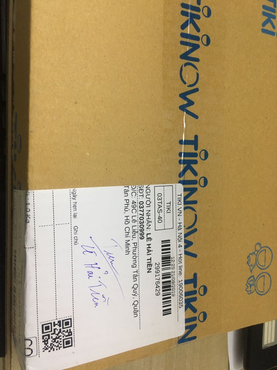 Sách những đợt trước mình nhận đều rất ok, book care, đóng gói, giao hàng đàng hoàng.
Đợt này hơi buồn nha. Mình thanh toán online rồi thì thường giao hàng các bạn sẽ đưa mình ký và chụp hình lại, còn lần này mình đi ra tới chỗ xe bạn đậu để lấy hàng thì thấy bạn đang tự ký tên mình và chụp lại rồi. Mình k hài lòng việc này. Sau đó lên mở ra k có bookcare nữa, chỉ có 1 cái bao bọc hgoaif thôi ?