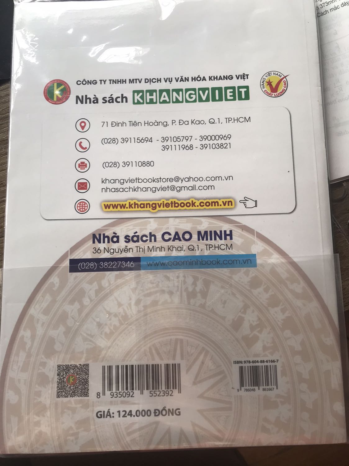 Sách giao nhanh ( ~ 2 ngày ). Sách được bọc cẩn thận và đóng gói chắc chắn nên không hề bị quăn hay rách gì hết, nhìn rất mới. Nói chung lần đầu tiên mua sách ở shop thấy khá ấn tượng ạ.