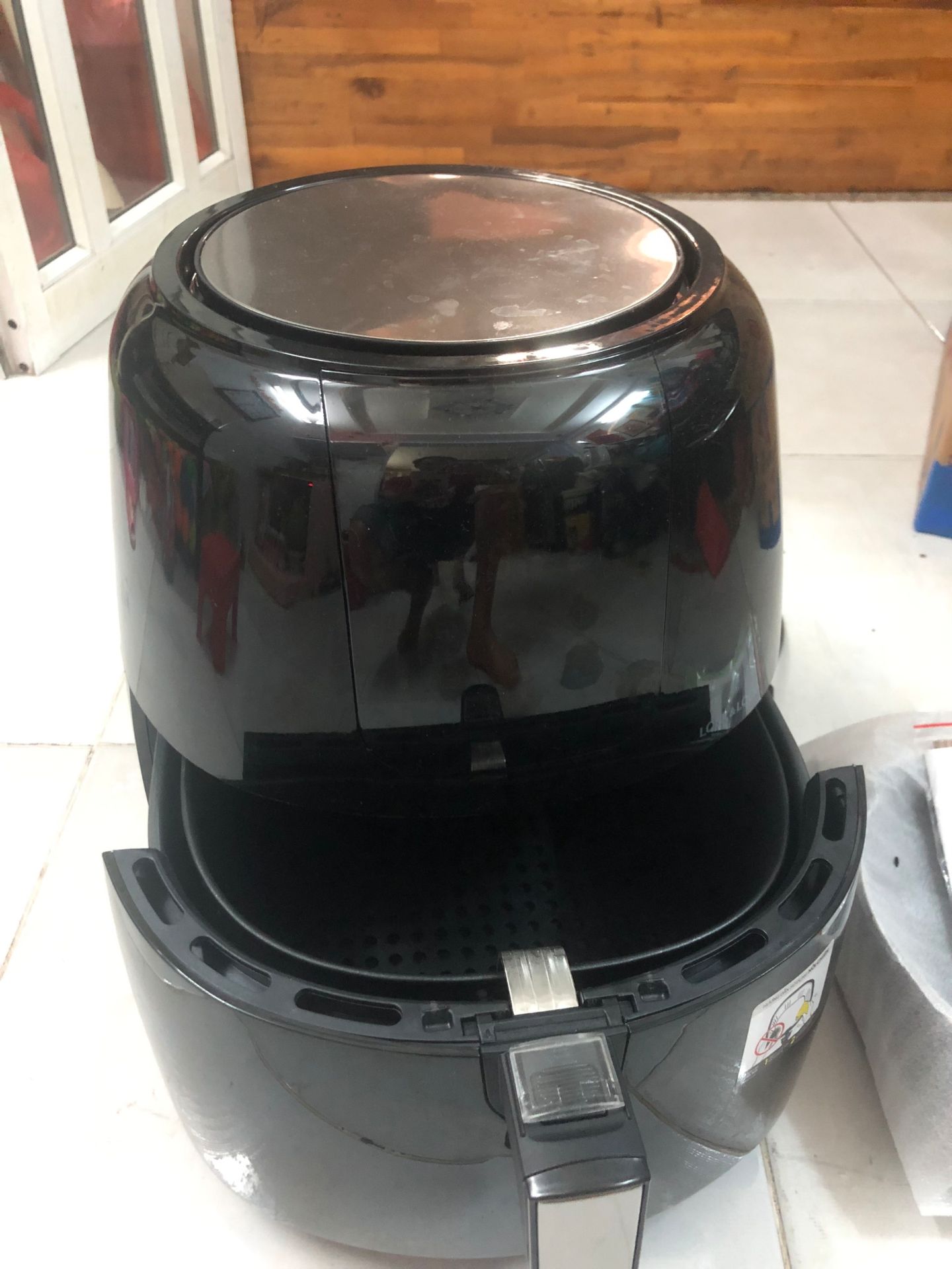 Rất hài lòng.sp đẹp .dao hàng nhanh.đăc biệt giảm được lượng dầu mở hơn nhiều so với cách xào nấu  truyền thống. Để đảm bảo sk con người mình khuyên mọi ng nên tập làm quen và sư dụng pphap này. Trong những lần sư dụng chưa quen chúng ta thường hay bị cháy như sườn nướng hay củ quả vv..là do mình sử dụng nhiệt cao và tgian chiên trên 10p thì dể bi cháy thưc ăn.theo đó khi sdung chưa quen.chúng ta chiên ơ nhiệt độ thấp 140c +t gian ngắn và cứ chiện lặp lại ít lần là thức ăn rất ngon.xin cảm ơn mn