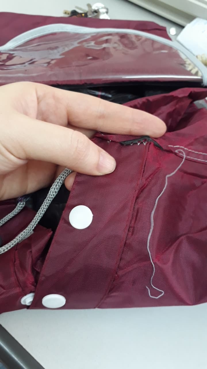 Áo mưa nhận về không như quảng cáo, chất lượng kém, đường may sứt chỉ và đường may rất thưa, rất dễ bị rách nơi đường may, lớp nhựa tráng bên trong rất dễ bong nên sẽ thấm nước, trông không chắc chắn tí nào. Tôi đặt áo mưa có kính che và khẩu trang thì lại giao áo k có khẩu trang.. lúc nhận áo mưa t bận nên chưa ktra mấy ngày sau mới xem thì cảm thấy bực m nhưng k trả lại được vì quá hạn.