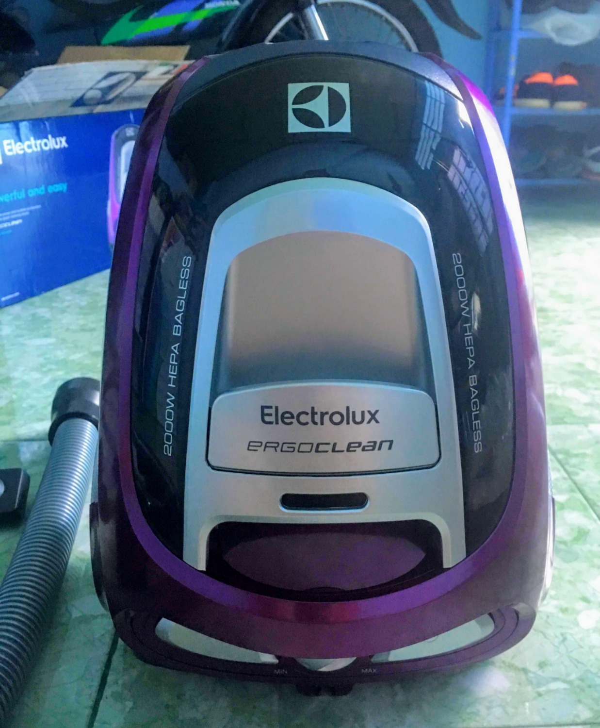 Tiki giao hàng cho mình thiếu mất 1 đầu hút Turbo (ko biết bên Tiki có giao bổ sung lại cho mình ko ạ ?)
Trừ việc đó ra, mọi thứ còn lại đều rất OK, giao hàng chuẩn trong vòng 2h, đóng gói cẩn thận 
-Mức giá 2.099 đ của Tiki thật sự quá tốt,  các nơi khác toàn trên 3tr
-Kiểu dáng máy hiện đại, đẹp, sang chảnh, tông tím nhìn bắt mắt
-Công suất máy đến 2000W, hút bụi cực kỳ mạnh mẽ, hút sạch cả bụi siêu mịn bám trên sàn
-Tiếng ồn vừa phải trong mức cho phép
-Có tất cả 6 đầu hút, lắp ráp dễ dàng, giúp mình dọn dẹp nhà cửa rất tiện lợi, nhưng mình bị giao thiếu mất 1 cái đầu Turbo

NÊN MUA SẢN PHẨM NÀY CÁC BẠN NHÉ!!!