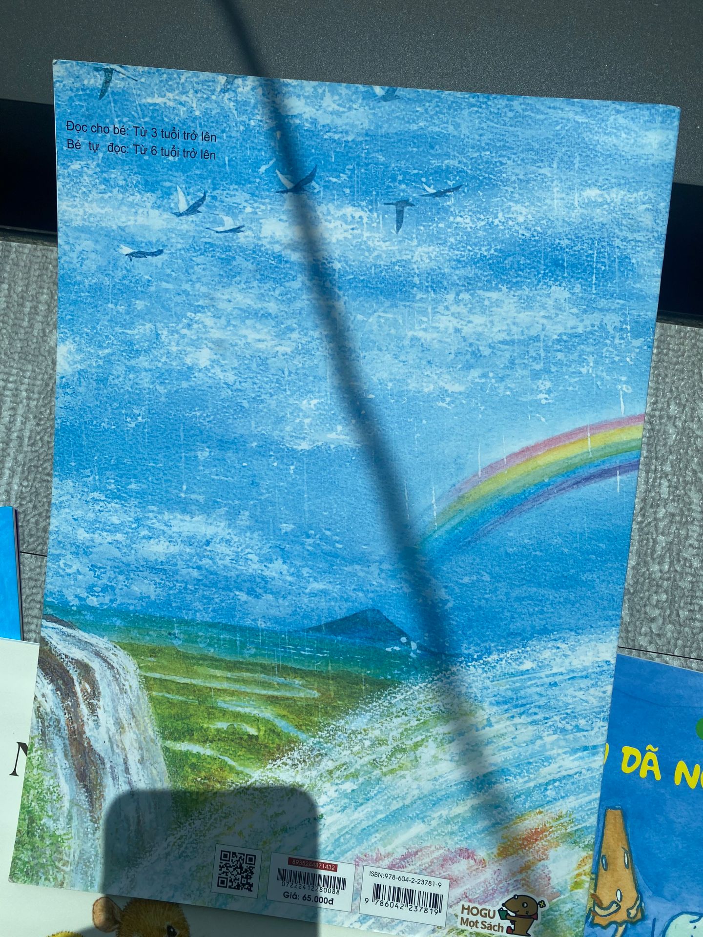 con mình 9 tuổi rồi thấy phù hợp để đọc những cuốn nhiều thông tin như thế này, bên trong hình minh họa rất đẹp