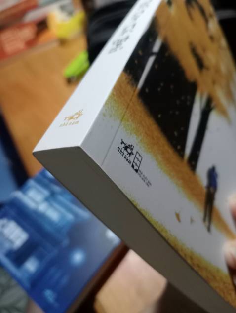 Cuốn này hot, ban đầu mình không tính mua nhưng có lần mình nghe một chị tóm tắt nhanh về cuốn này nghe hay với cả mình chưa có cuốn nào về tình phụ tử nên mua, xem như là đọc cho mình và hiểu cho bố