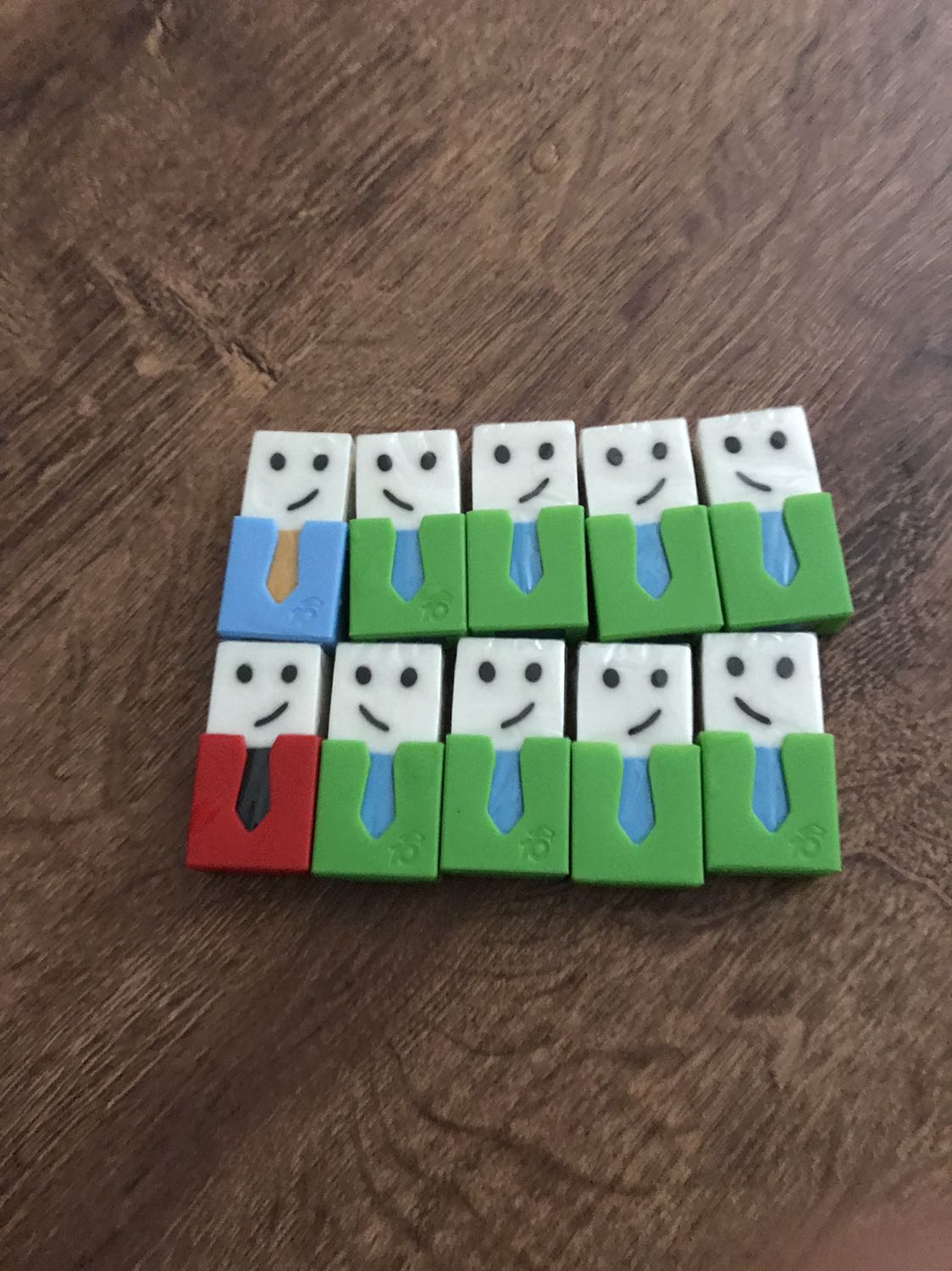 Đúng với mô tả, chưa hôm thử nhưng mình đánh giá ngoại quan rất ok, mình mua với giá 12k nên mình cũng thấy rẻ! 2 đầu 2 màu khác nhau, có miếng nhựa cầm rất sạch sẽ, lịch sự! Nên mua!