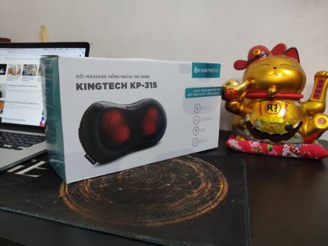 Đọc thấy nhiều đánh giá quyết định mua, nhận hàng sau 5 ngày. Sơ bộ thấy gối này có kết cấu đẹp, chắc chắn, nhiệt cũng khá ấm, máy không bị lệch bi khi nằm len, m hay dùng để massage sau cổ. Dây đai có thể điều chỉnh độ rộng nen có thể gắn được trên ghế nha mn. Phụ kiện nhận dc 2 củ sạc, 1 củ dùng thường xuyên, còn k biết 1 củ còn lại để cắm vào đâu T_T. Bao bì ok, đóng gói kỹ. Vote uy tín ak.