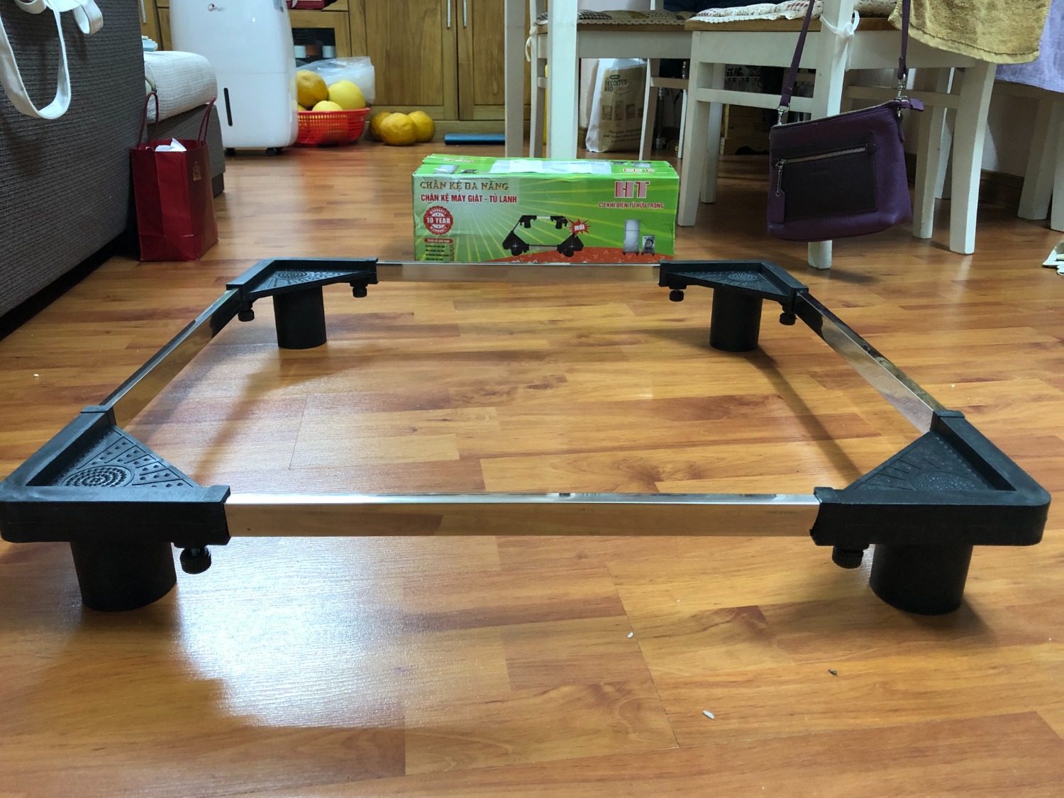 - Sản phẩm đã đặt có thương hiệu KIBATH. Hình ảnh sản phẩm có 4 chân bằng inox sáng bóng, 2 thanh inox nối với chân là thanh chữ nhật và 2 thanh tròn.
- Sản phẩm đã giao của Cơ khí điện tử Hữu Trọng, có 4 chân bằng nhựa và yếu, 4 thanh nối đều là thanh chữ nhật, không đúng chủng loại.
Đề nghị trả, đổi sản phẩm.