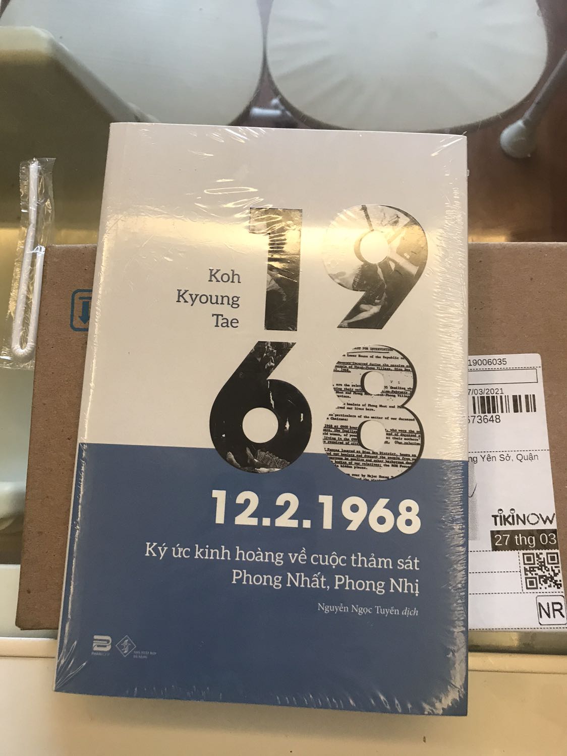 Mong chờ mua cuốn sách này về đọc bao ngày thì hôm nay mình đã nhận được nó. Giao hàng rất nhanh và chị giao hàng gọi trước lịch sự lắm. 
Hộp đóng rất đẹp, gọn gàng. Sách mới nguyên seal, nguyên vẹn. 
Lần trước mình đang tìm sách thì thấy cuốn này của một *** sách trên *** chụp vài trang m. Mình đọc thấy rất hay và đau lòng, xót xa khi vụ thảm sát xảy ra. Những người dân hiền lành, chân chất là nạn nhân vụ tàn sát của lính Đại Hàn đứng sau có Mỹ và VNCH nên thôi thúc mình phải đọc lịch sử này, các bạn thử đọc để cảm nhận chân thực nhất.