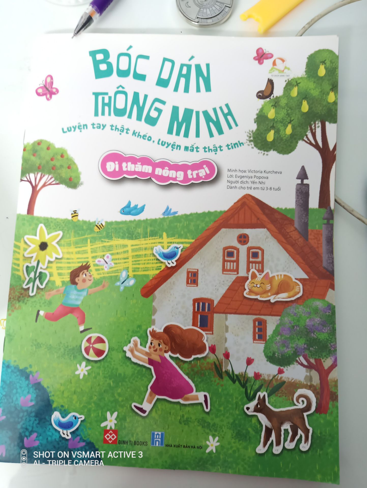 sách mua đúng lúc 8k, về cùng bé dán rất lý thú