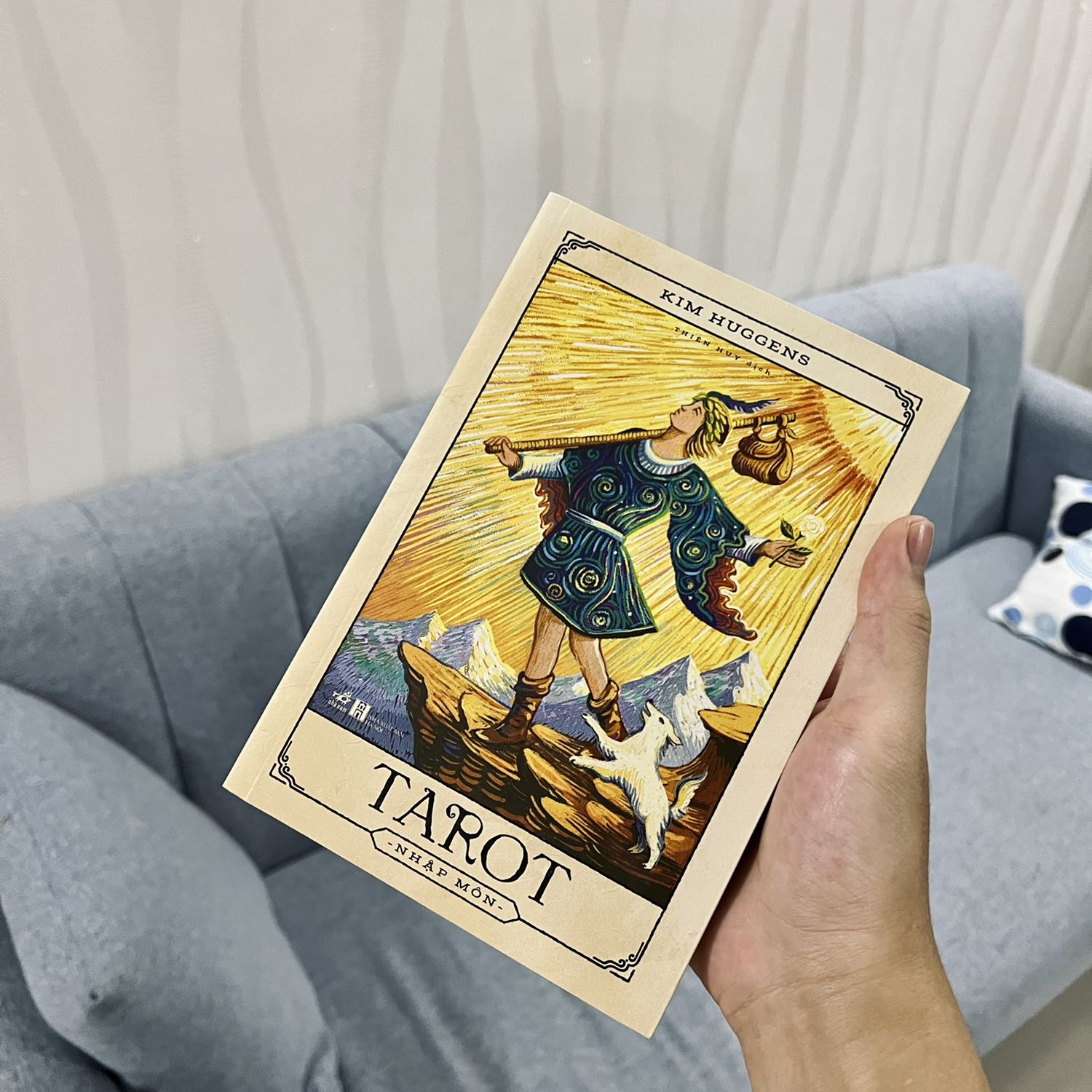 Mình mới nhận được sách thôi, nhìn chung sách chia bố cục rất chi tiết. Tưởng k dày nhưng cũng đã gần 500tr 😅😅
Tuy nhiên điều mình -1 sao là không có hình minh hoạ cho từng lá bài. 
Thấy nhiều b đánh giá cao, hi vọng giúp ích được cho mình