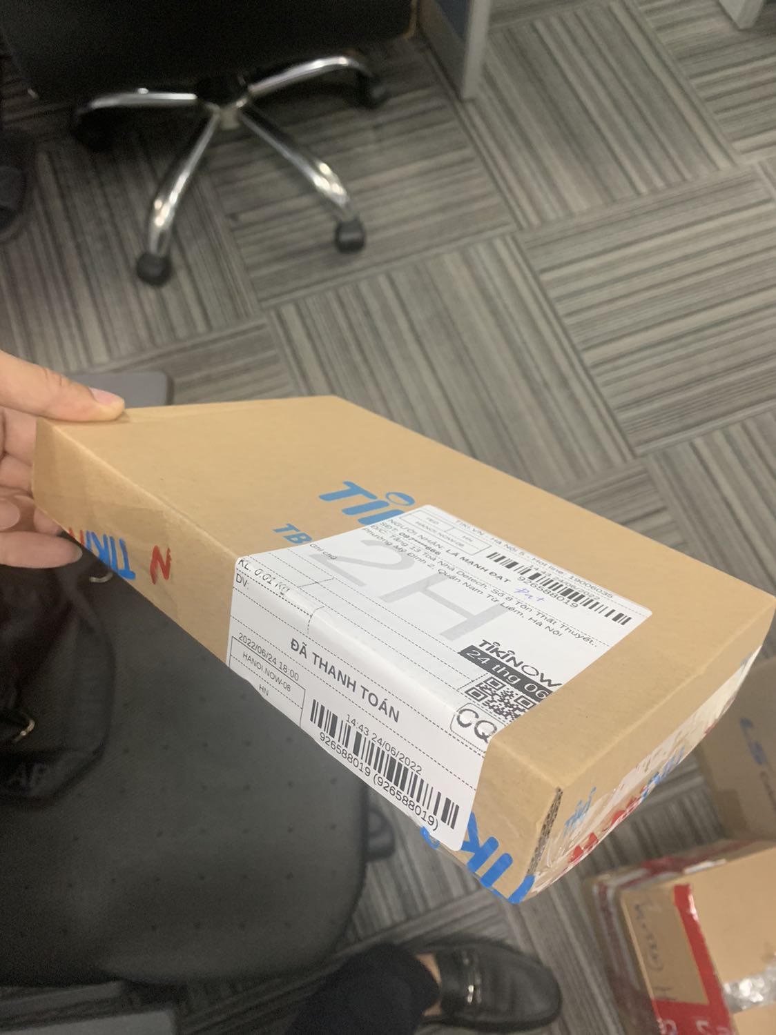 Pin giao tiki now nên rất nhanh. Pin trông đẹp. Sử dụng một thời gian mới biết chất lượng