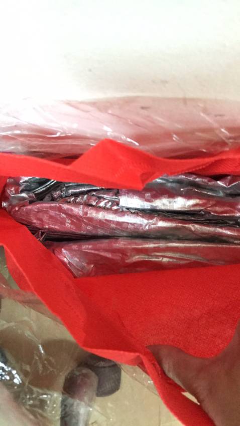 Bạt phủ kín xe có dây cài khuy cho đỡ bay bạt, đóng gói sản phẩm chắc chắn. Shop phục vụ tốt.

dày 3 lớp, tráng nhôm nhìn dày xịn. để xe ngoài nắng nhiều lúc rất xót xe, có cái bạt này mình thấy yên tâm hơn hẳn, dịu xe xuống, không bị xước sơn xe, ngoài ra cũng chống bụi , chống va quệt khi đậu ngoài trời, lốp bền hơn, ít bị lún xịt hơi!! Nói chung với mức giá này mua hàng chính hãng thế này cũng ok hơn hẳn!! quý vị an tâm mua hàng nha!