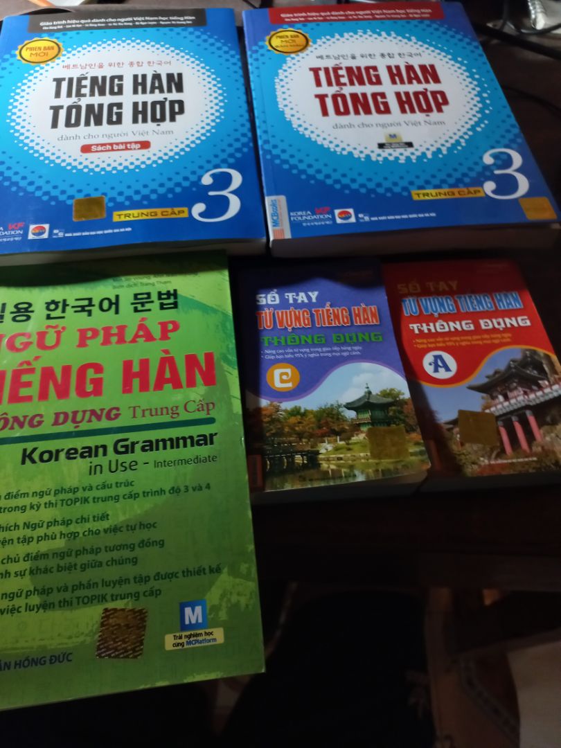 Sách in 4 màu rõ đẹp, đóng hàng cẩn thận. shop hỗ trợ siêu nhiệt tình, giá rẻ nhất Tiki này, sách tặng kèm đầy đủ. Rất đáng mua nhaaa.  Mua đi mọi người ơii Sách in 4 màu rõ đẹp, đóng hàng cẩn thận. shop hỗ trợ siêu nhiệt tình, giá rẻ nhất Tiki này, sách tặng kèm đầy đủ. Rất đáng mua nhaaa.  Mua đi mọi người ơii