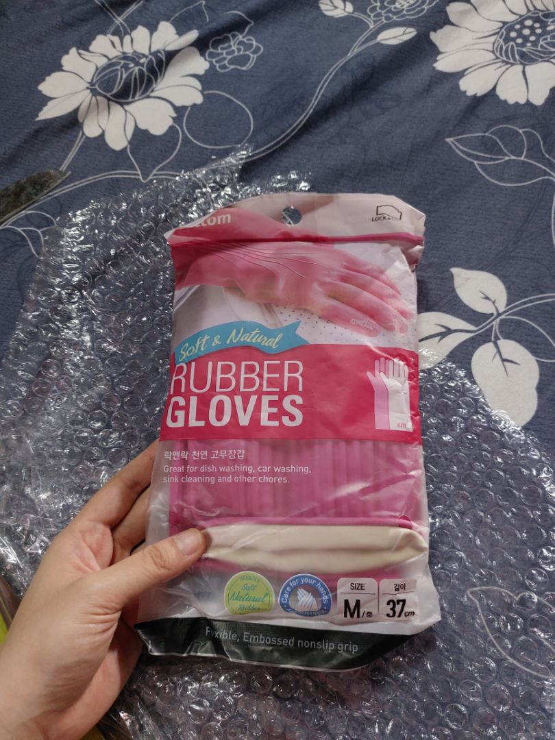 Giao hàng nhanh. Găng tay dày dặn, mình thử mang thì thấy dễ thao tác khi cọ rửa, không bị lùng chùng như mấy loại mình từng sử dụng trước đây.