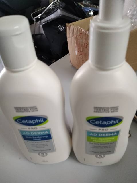 Sản phẩm đúng mô tả, date xã. Shop trả lời khá chậm. Sản phẩm không có niêm phong nhưng hi vọng là sản phẩm chính hãng do mưa từ gian hàng chính thức của cetafil