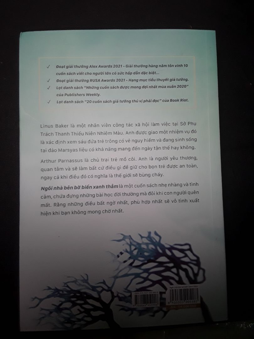 Sách được đóng gói rất kỹ càng, đây là lần thứ 2 mình mua sách trên tiki  và trải nghiệm cực kỳ tốt, sách được giao rất nhanh tầm 2-3 ngày, có điều mình tải app xuống và sử dụng có vài trục trặc. Mình mua cuốn ngôi nhà bên bờ biển xanh thẳm khi được sale giảm còn 87k. Sách có bookmark kèm theo. Bìa sách siêu dễ thương phù hợp đọc cho mùa hè.