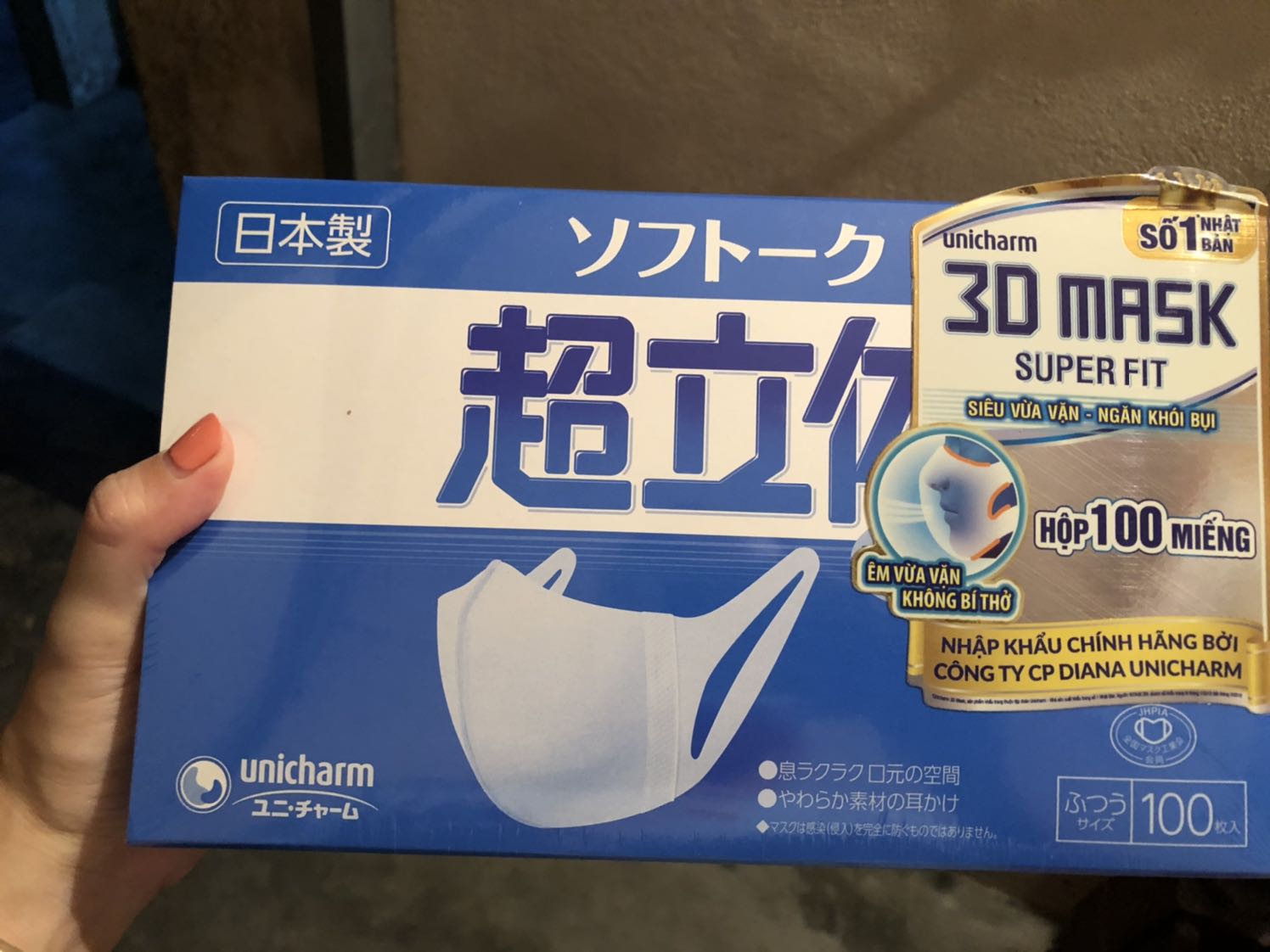 Hộp khẩu trang còn nguyên bọc nilong, được đóng gói vào hộp cactong cẩn thận, lúc nhận hàng ko bị móp méo, giá cả cũng khá ổn, mua đúng dịp được giảm phí ship nữa. Tình hình dịch bệnh nên hàng giao hơi lâu nhưng ko sao, còn may là mua được hàng và hàng về tới tay. Cám ơn Tiki. Hộp khẩu trang còn nguyên bọc nilong, được đóng gói vào hộp cactong cẩn thận, lúc nhận hàng ko bị móp méo, giá cả cũng khá ổn, mua đúng dịp được giảm phí ship nữa. Tình hình dịch bệnh nên hàng giao hơi lâu nhưng ko sao, còn may là mua được hàng và hàng về tới tay. Cám ơn Tiki.