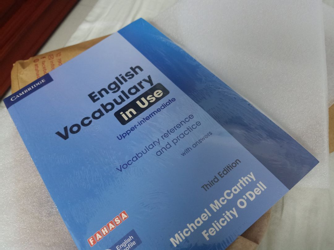 FAHASA giao hàng lẹ với xịn thiệt sự, bao bọc siêu cẩn thận lun, sách thơm với đẹp, có đĩa CD lun nha mng