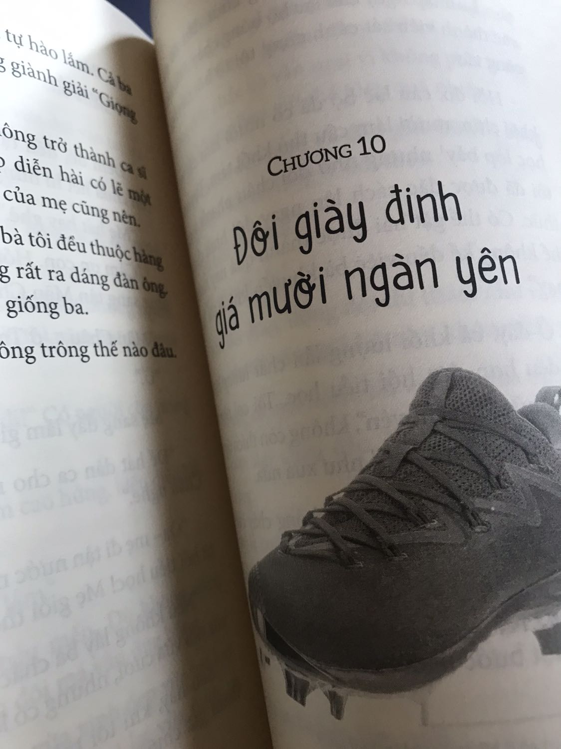 5 sao cho nội dung. Nhẹnhàng lạc quan. Nhưng trừ 1 sao vì giá. Mặc dù sách văn học thì không thể lấy giá bìa ra để so. Nhưng cuốn này khá đắt, giá bìa là 128k. Mình so với cuốn Và rồi núi vọng kén độc giả hơn và dày hơn rất nhiều là 148k, sách được tặng kèm 2 tấm postcard khá xinh. Hạnh phúc là những điều giản đơn. Chính ra như cuốn này mình không nghĩ nó quá khó bán để phải làm giá bìa cao như vậy, thiếu nhi, thanh niên, người lớn muốn đọc đều ok cả.