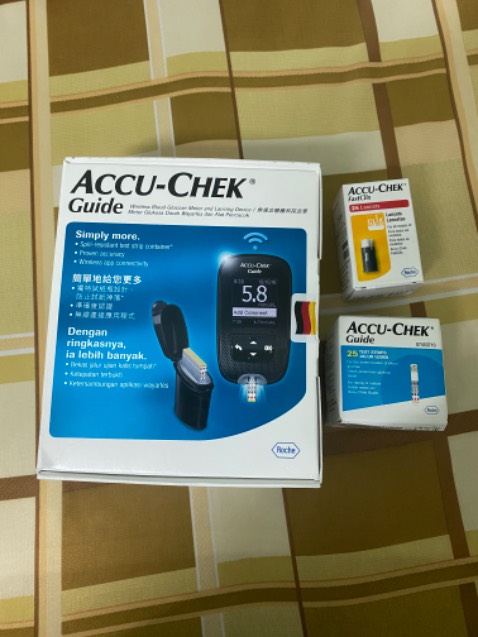 Máy đẹp, hơi nhỏ so với mình, đầy đủ phụ kiện như quảng cáo, không có dung dịch đối chứng, dễ đo, dễ cài đặt