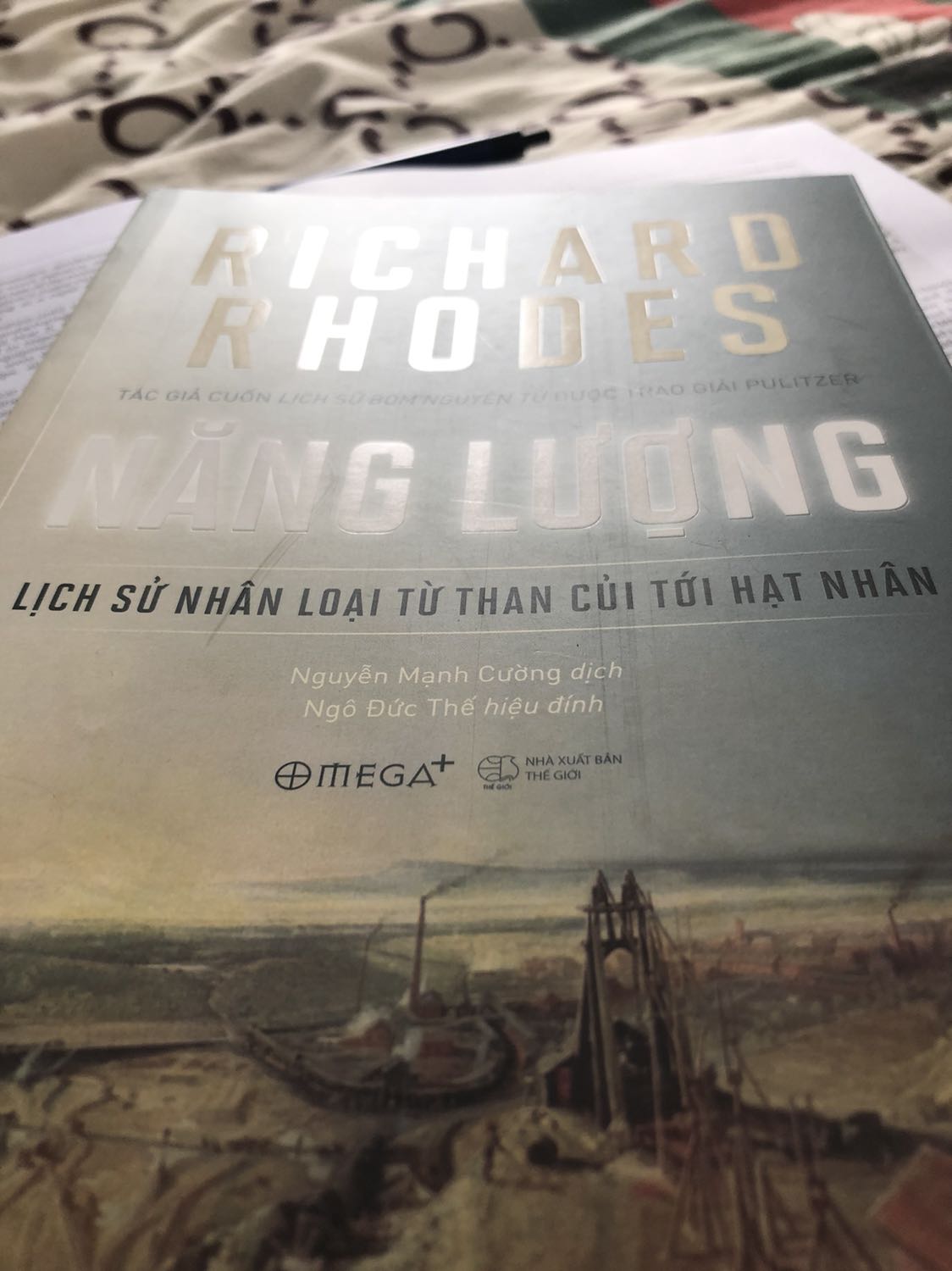Bọc cẩn thận, mình đã từng đặt hơn 30 cuốn sách nhưng phải nói đây là lần đầu mình được bọc cẩn thận đến vậy, có bọc góc sách bằng miếng xốp, giấy nilong cực kì chất lượng, mình dùng lưỡi lam cũng rất khó làm đứt được. Về nội dung sách thì mình rất mong chờ để được trở về lịch sử 400 năm phát triển