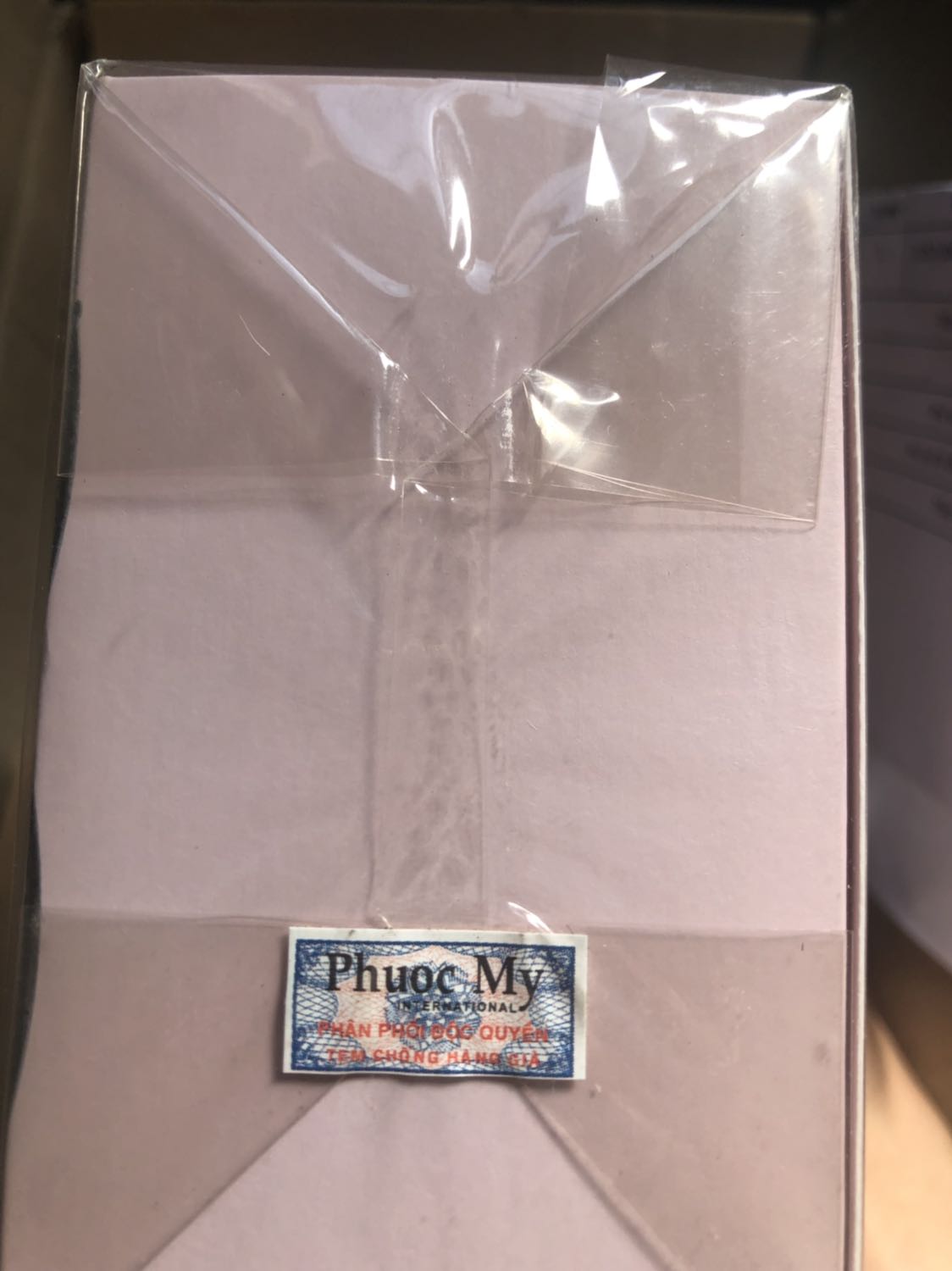 Tiki gói hàng kỹ, hộp còn bao bọc và tem dán 2 đầu luôn. Chai 75ml to đùng, xài mấy năm luôn quá. Nói là bamboo nên mình nghĩ nó tươi mát xanh rì này kia. Thực tế ngoài cái nắp vỏ như là đốt cây tre ra thì còn lại nó ở 1 bầu trời khác hẳn luôn. Mùi hương thiên ngọt, tông ấm, có cá tính riêng, ko bị đại trà, thích hợp thu đông, độ bền khoảng 3-4h nếu xịt ra khoảng ko rồi bước tới. Còn xịt trực tiếp lên cơ thể thì nồng chịu ko nổi. Mùi hương này xịt nhẹ để đi làm cũng được. Mình thích mùi tươi mát hơn mà chai bloom đặt cùng lúc chai này lại ko có hàng. Chán ghê.