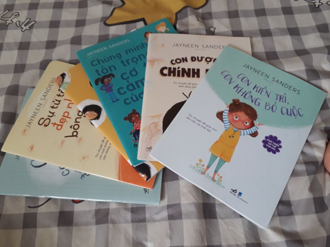 bộ sách rất hay và ý nghĩa giúp trẻ biết gọi tên cảm xúc của mình, biết cách giải quyết những cảm xúc tiêu cực.
Bộ sách phù hợp với trẻ 3 tuổi+.
tranh vẽ đẹp, màu sắc hài hòa.