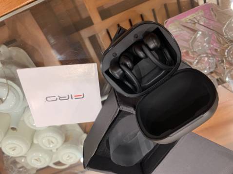 Giao hàng rất nhanh, đặc biệt đóng gói kỹ luôn. Màu sắc mạnh mẽ và sau một tuần trải nghiệm mình thấy tai nghe rất nhẹ, dễ mang theo . Âm thanh thì khỏi chê roài. rất hay luôn. Pin sử dụng được lâu, kết nối ổn định & khả năng chống nước tốt.