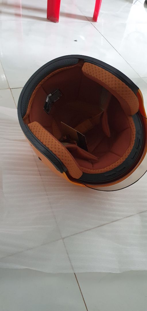 mình mua mũ của shop này được 1 năm rồi, lúc đấy mũ trông ko xịn bằng mũ các bạn đăng bây giờ, hơi thất vọng, nay mình mua mũ mới ở shop khác, rồi về tự sơn thêm chữ " why not " cho cá tính. Loại mũ này rất ok, còn mua ở đâu các bạn phải lựa chọn nha, mũ mới mình mua ở shop " mũ bảo hiểm halo phượt " ở tiki, giá mình mua tính cả khuyến mãi bao ship là 373k.