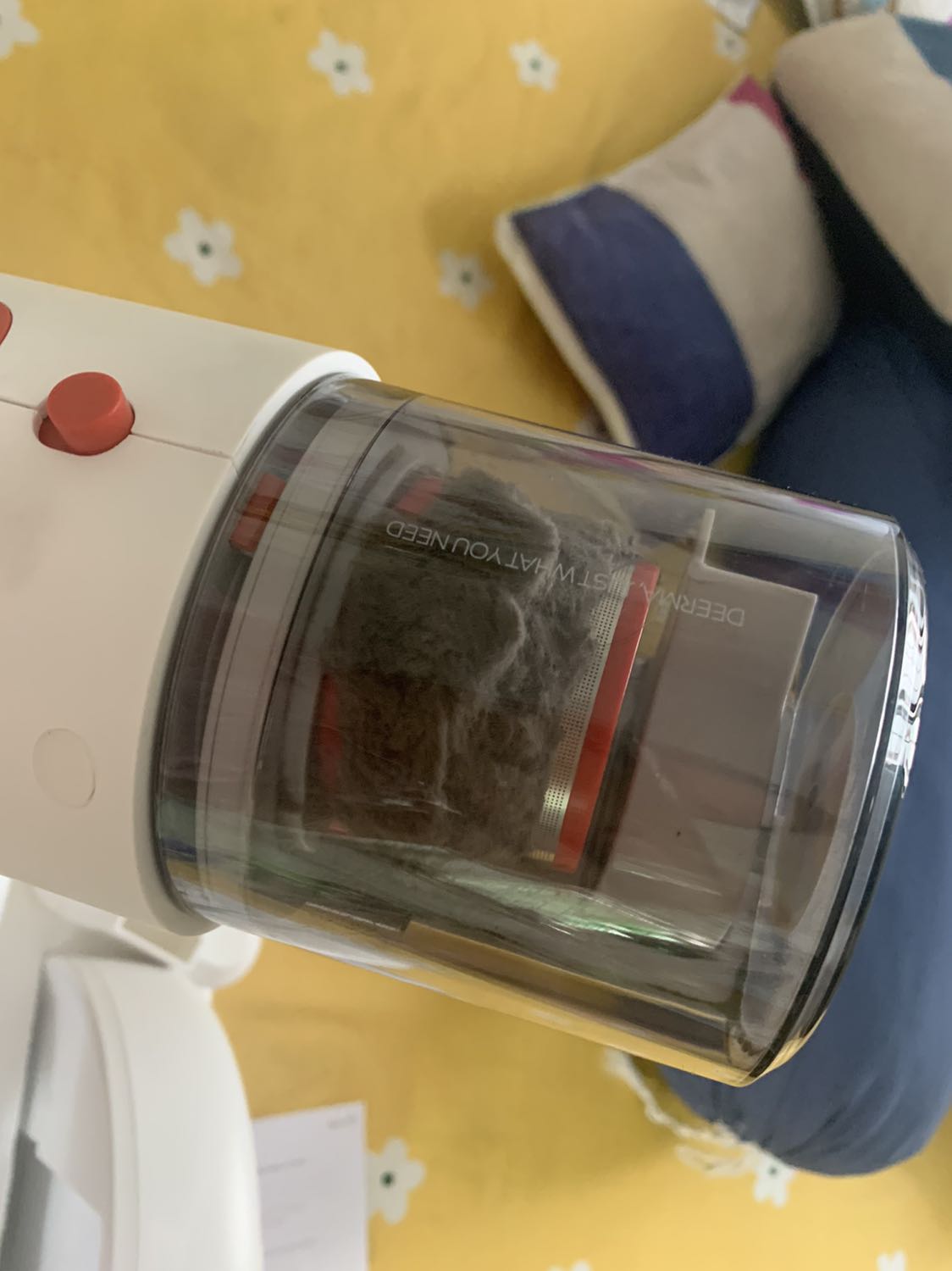 Máy nhỏ gọn và chắc chắn, cầm đầm tay lắm. Lực hút khá tốt, mình hút thử bụi của giường, gấu bông và quạt thì khá sạch. Tiếng ồn thì mình thấy cũng bình thường như những loại khác, lo gọi là to. Hút tầm 30p thì máy cũng ko quá nóng. Điểm trừ duy nhất là thân máy màu trắng và nhựa nhám nên rất dễ bám bẩn. Nhìn chung trong tầm giá là khá ok nhé