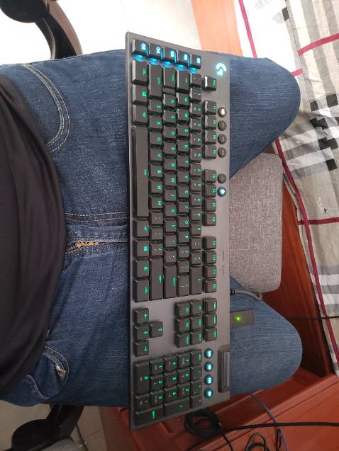 Gõ êm tiếng ko quá ồn chỉ là hơi ít nút tổ hợp và nút để điều khiển video hơi loạn khi bật nhiều hơn 1 video, nếu có bán kèm đệm lót tay như bản g213 thì tốt