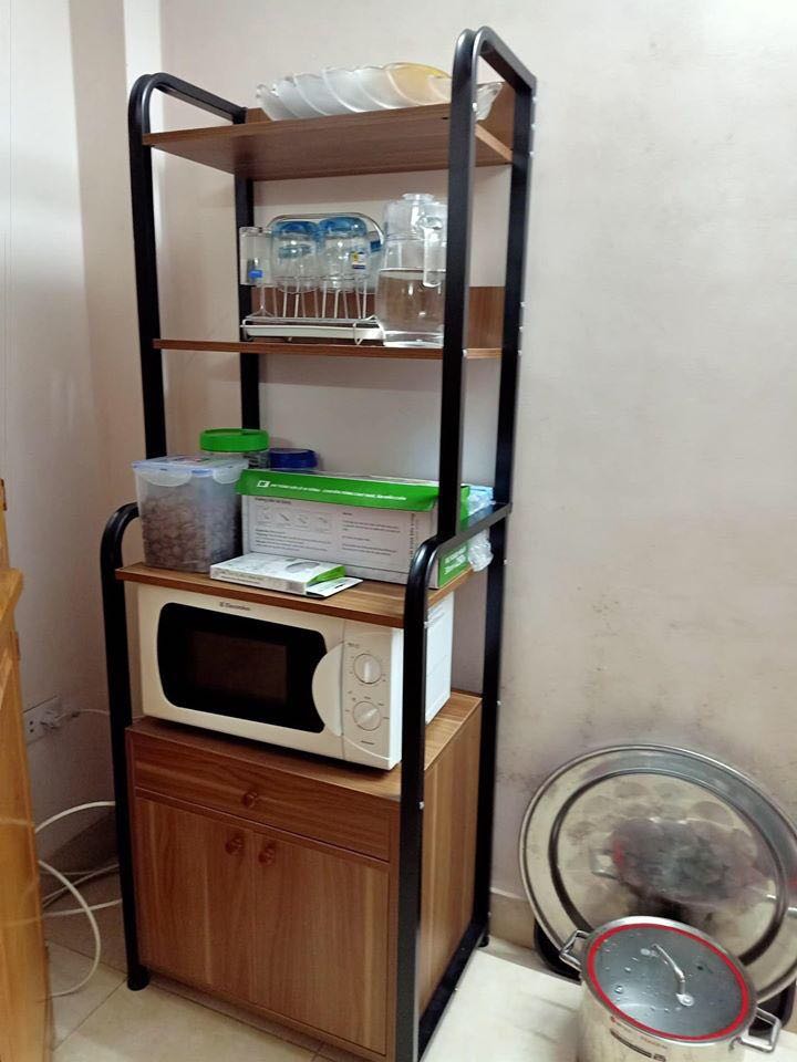 Đã nhận và lắp đặt trong vòng 15p (2 vợ chồng  chứ k phải 1 mình nhé), phải rì viu ngay trong lúc sung sướng. Hehe
Trước khi mua cũng tìm hiểu thấy mấy chổ nữa cũng bán kệ này nhưng là loại sắt mỏng và gỗ ván ép không chống ẩm nên mua về phải kiểm tra ngay, may quá đúng gỗ lõi xanh chống ẩm, sắt dày dặn chất sơn tốt.
Mình đặc biệt ưng bụng với cánh tủ xịn xò dc gắn bản lề đóng từ từ êm k nghe tiếng động luôn (nói thật mình khá bất ngờ vì giá rẻ mà dc gắn đồ xịn)
Lắp đặt cũng đơn giản phụ kiện đâu ra đó shop cung cấp video hướng dẫn cứ làm theo là ok à. Xong xuôi thì cực kì chắc chắn, làm cho bếp đẹp và gọn hơn hẳn. Để dc rất rất nhiều đồ nha :))
Quá đẹp cho sản phẩm xứng đáng cho shop 5 sao không phải suy nghĩ!