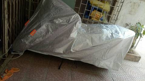 Bạt phủ kín xe có dây cài khuy cho đỡ bay bạt, đóng gói sản phẩm chắc chắn. Shop phục vụ tốt.

dày 3 lớp, tráng nhôm nhìn dày xịn. để xe ngoài nắng nhiều lúc rất xót xe, có cái bạt này mình thấy yên tâm hơn hẳn, dịu xe xuống, không bị xước sơn xe, ngoài ra cũng chống bụi , chống va quệt khi đậu ngoài trời, lốp bền hơn, ít bị lún xịt hơi!! Nói chung với mức giá này mua hàng chính hãng thế này cũng ok hơn hẳn!! quý vị an tâm mua hàng nha!