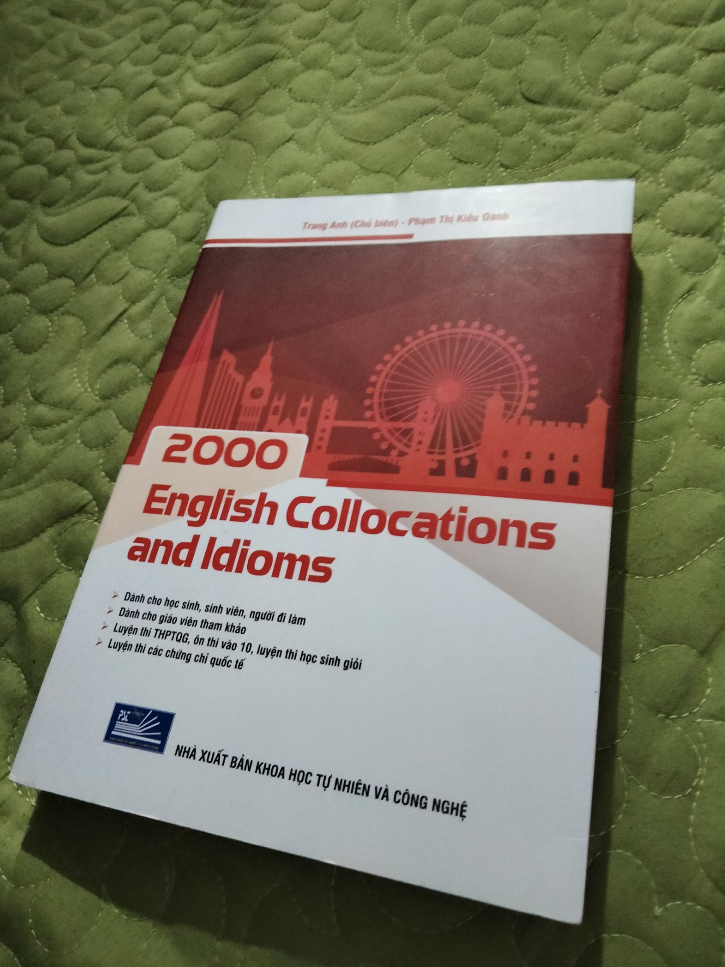 Sách của cô Trang Anh thì đỉnh rồi, mình có rất nhiều sách của cô Trang Anh, những kiến thức trong sách đều rất dễ hiểu và logic, sau mỗi phần nhỏ của kiến thức sẽ có bài tập trắc nghiệm luyện tập luôn, quyển này cũng vậy.