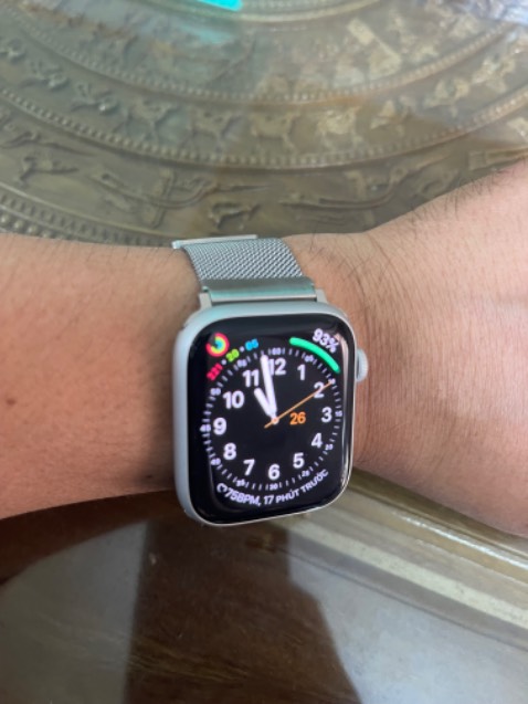 Khá ổn. Dây đeo mềm, tuy nhiên phần tai đeo dây vào máy độ hoàn thiện chưa cao. Vỏ hộp đựng hơi cũ. Ko có tem niêm phong