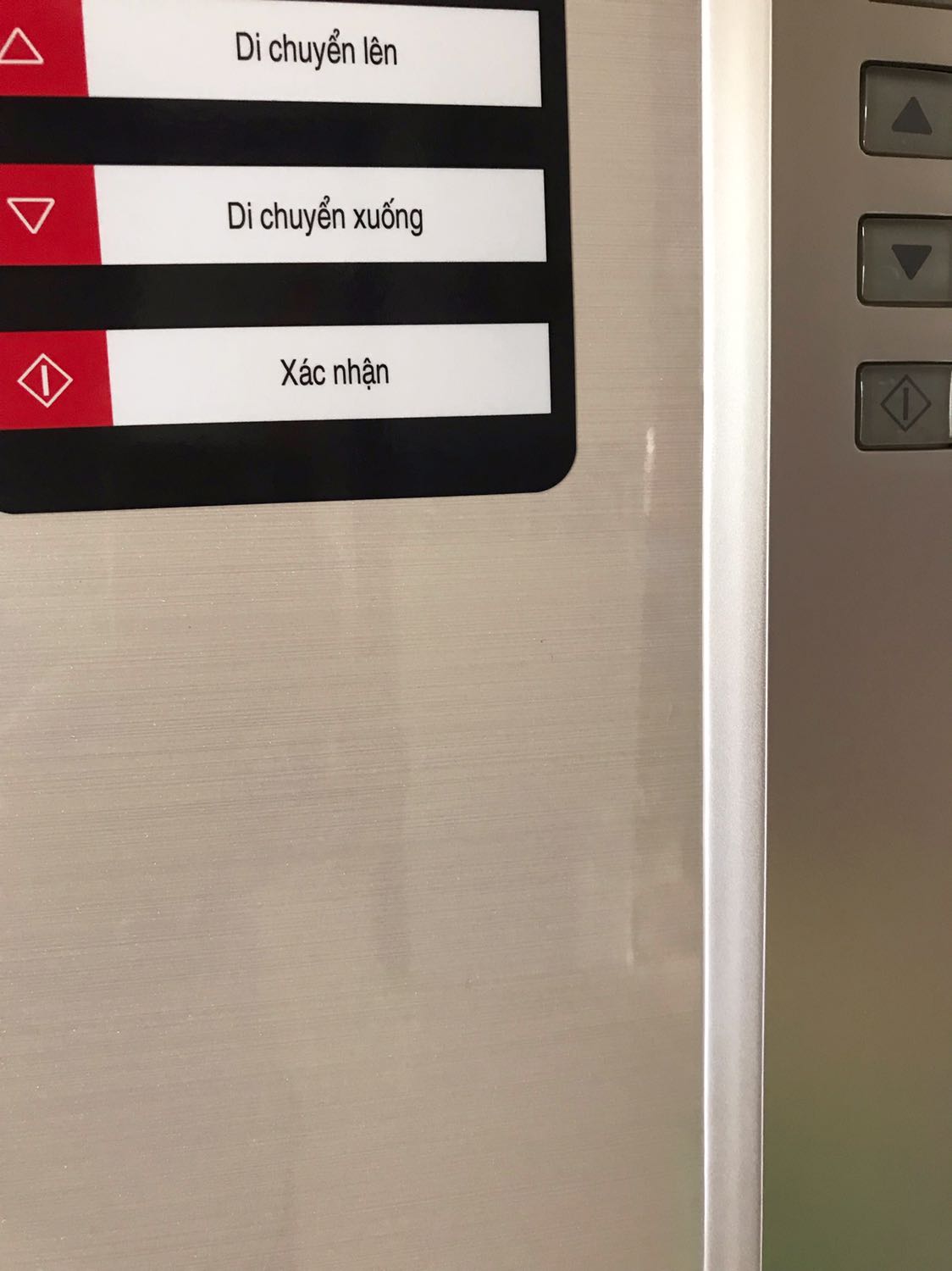 Tủ có màu vàng kem với mặt trước bóng như kính có thêm vân như vân gỗ nhìn rất đẹp và sang. 
Ps: Tủ mới mua về còn mùi nhựa, các bạn nên lấy nước ấm lao. Sau khoảng 4h hơi gas ổn định, ghim phích cắm để nhiệt độ cao nhất để máy hoạt động ổn định tầm 8h và sau cứ khoảng 2h mở cửa tủ ra cho mùi nhựa bay đi. Để thêm bã cà phê vào thêm khử mùi thì càng tốt. Sau 24h tủ lạnh đạt đủ hơi lạnh, sờ vào bên hông tủ mát thì có thể để đồ vào bình thường. Tủ có màu vàng kem với mặt trước bóng như kính có thêm vân như vân gỗ nhìn rất đẹp và sang. 
Ps: Tủ mới mua về còn mùi nhựa, các bạn nên lấy nước ấm lao. Sau khoảng 4h hơi gas ổn định, ghim phích cắm để nhiệt độ cao nhất để máy hoạt động ổn định tầm 8h và sau cứ khoảng 2h mở cửa tủ ra cho mùi nhựa bay đi. Để thêm bã cà phê vào thêm khử mùi thì càng tốt. Sau 24h tủ lạnh đạt đủ hơi lạnh, sờ vào bên hông tủ mát thì có thể để đồ vào bình thường.